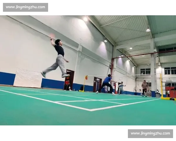 260 斤 “功夫熊猫” 跳杀惊艳全场！揭秘羽毛球教练的逆袭之路